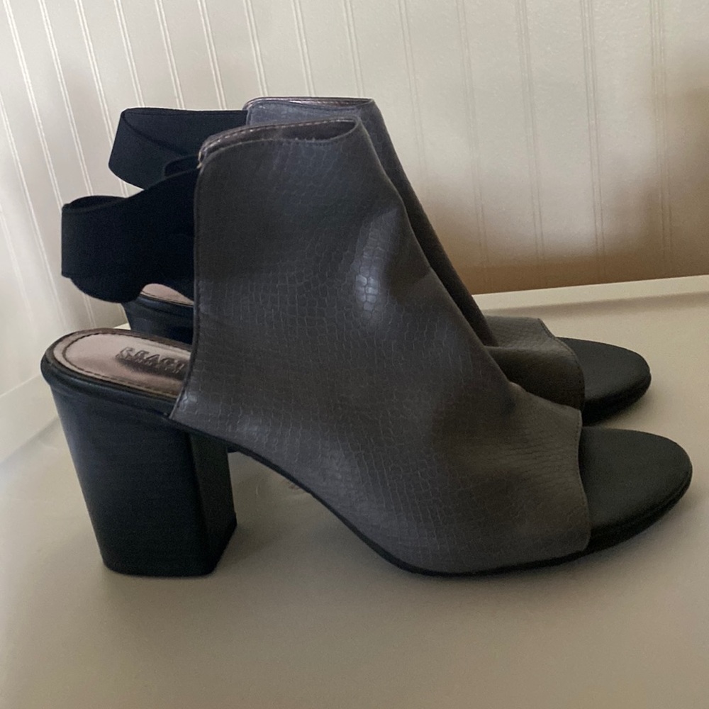 Kenneth Cole Reaction snakeskin heels open toe